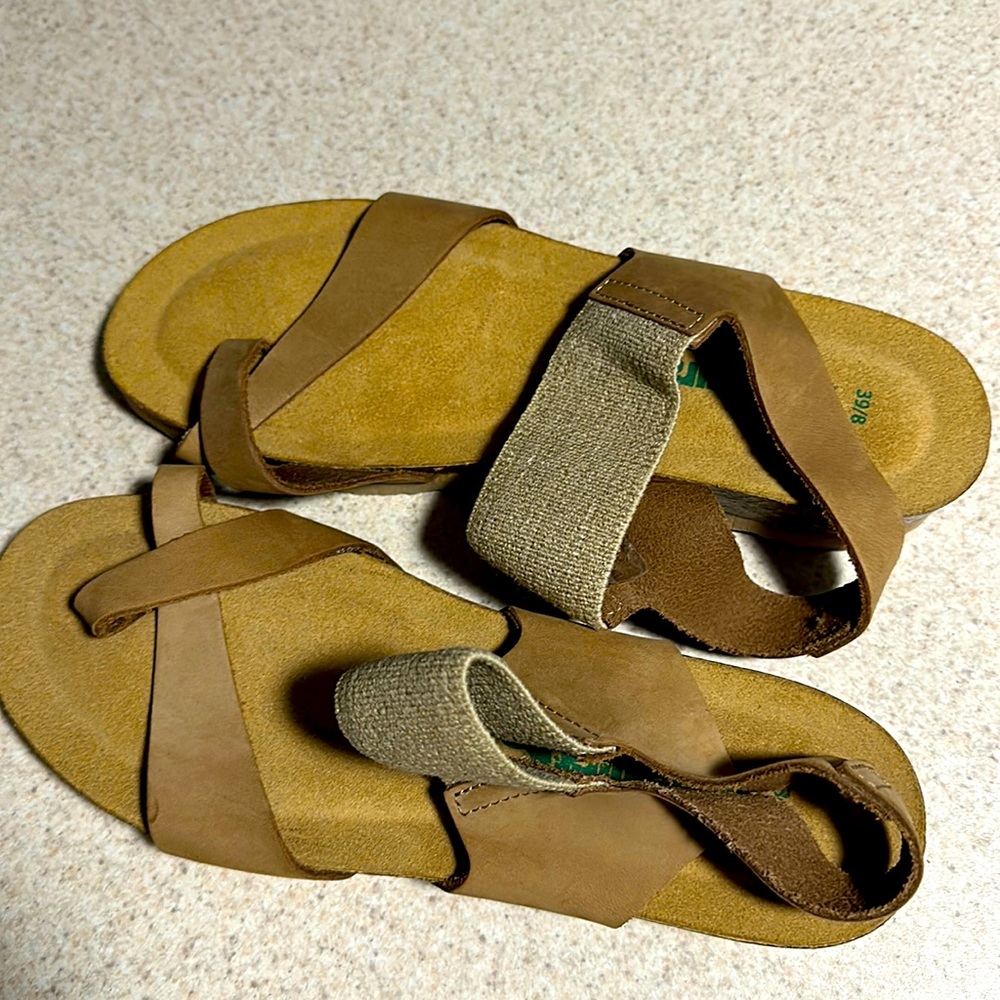 Woman Italian sandals size 8 tan.